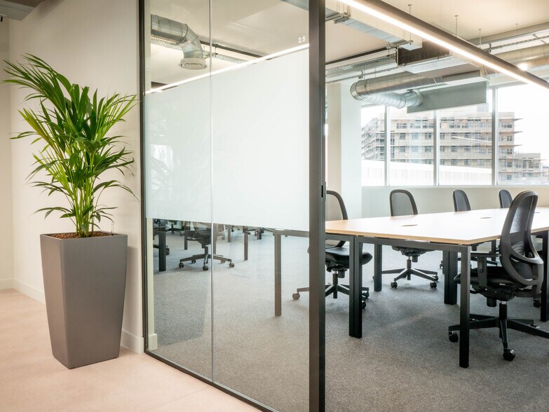 More Photos Of Charles Sq, Bracknell Coworking Space