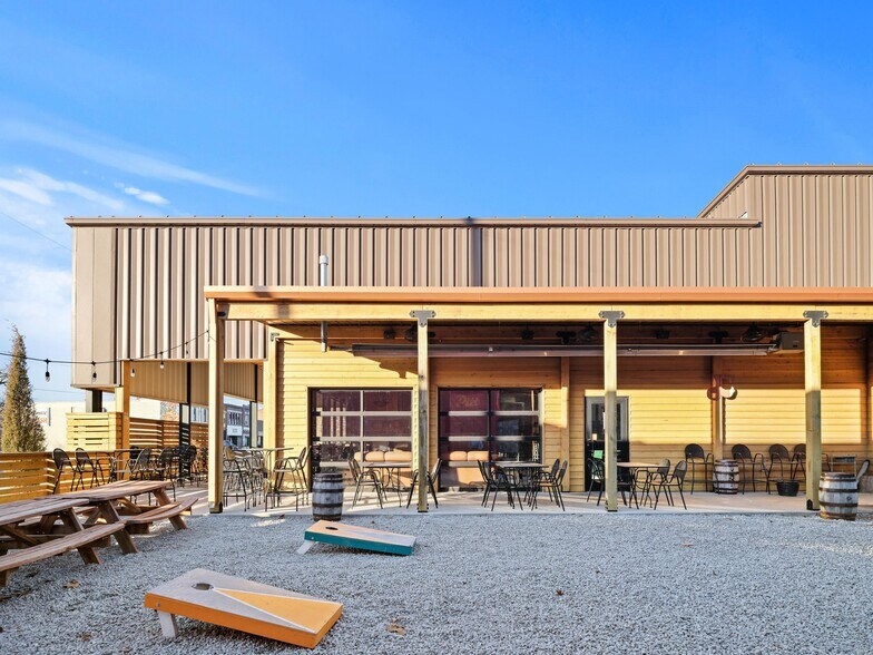 More Photos Of 301 S Broadway St, Pittsburg Restaurant For Sale