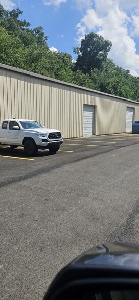 More Photos Of 400 Railroad St, Pittsburgh Warehouse For Lease