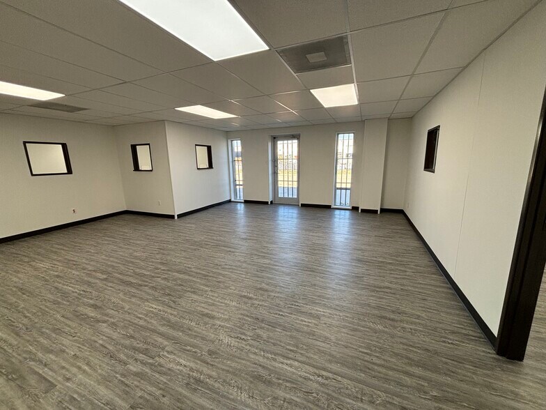 More Photos Of 2570 Berner St, Fort Worth Service For Sale