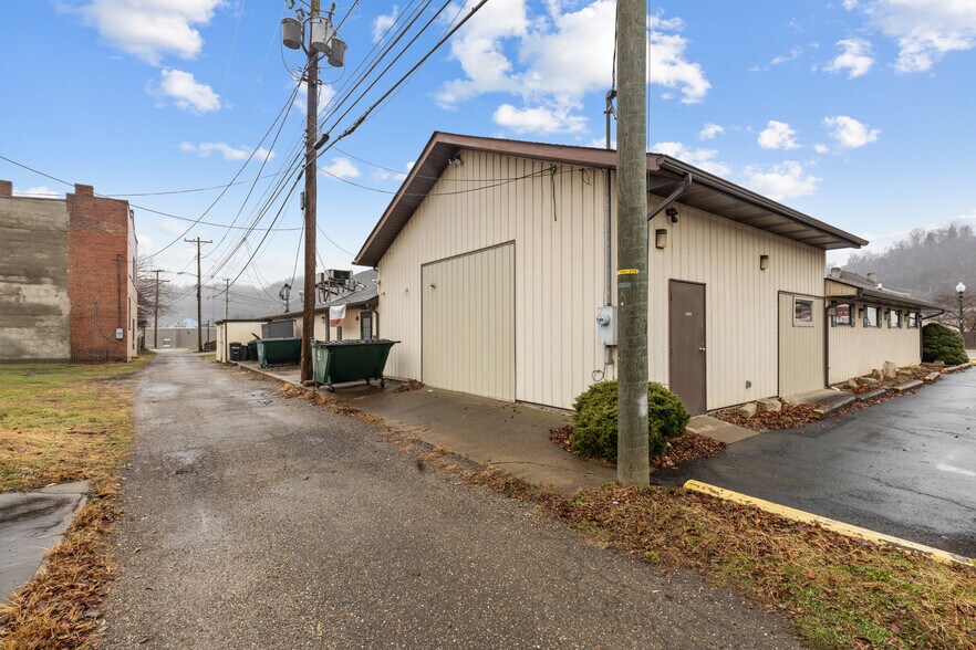 More Photos Of 3052 Belmont St, Bellaire General Retail For Sale