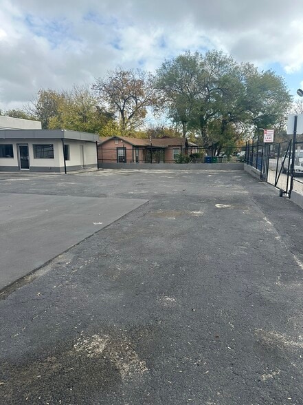 More Photos Of 1704 West Ave, San Antonio Auto Repair For Sale