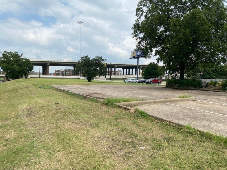 More Photos Of 1039 N Interstate 35E, Carrollton Research And Development For Lease