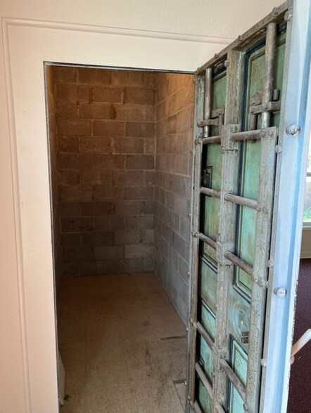 More Photos Of 1725-1731 W 16th St, Merced Warehouse For Lease