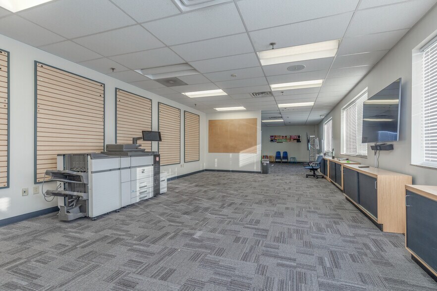 More Photos Of 2001-2085 Walton Rd, Saint Louis Flex For Sale