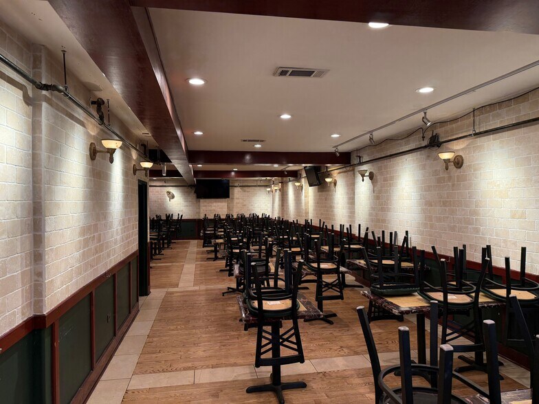 More Photos Of 737-739 N La Salle Dr, Chicago Storefront Retail Office For Lease