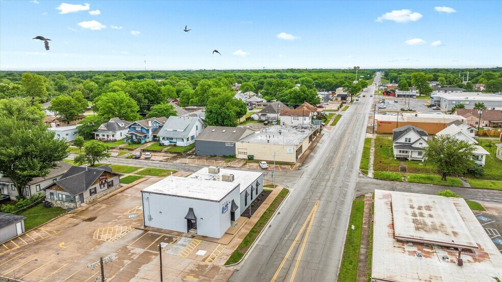 More Photos Of 622 SE Frank Phillips Blvd, Bartlesville General Retail For Sale