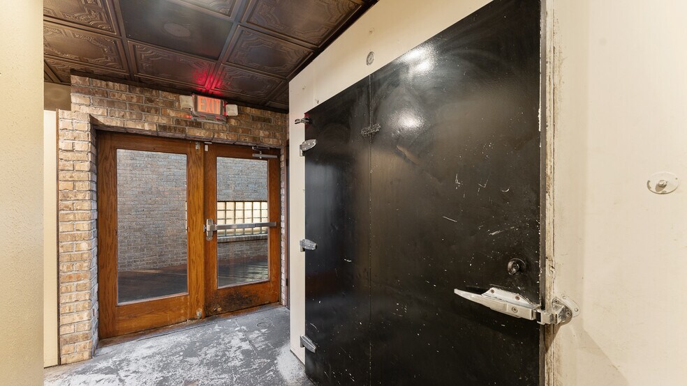 More Photos Of 117 W Walnut St, Rogers Restaurant For Lease