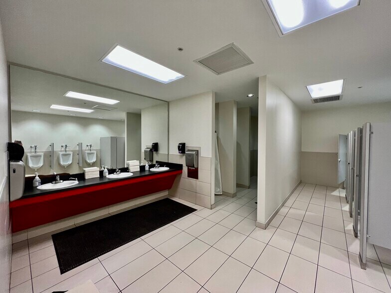 More Photos Of 220 N Sara Rd, Oklahoma City Service For Lease