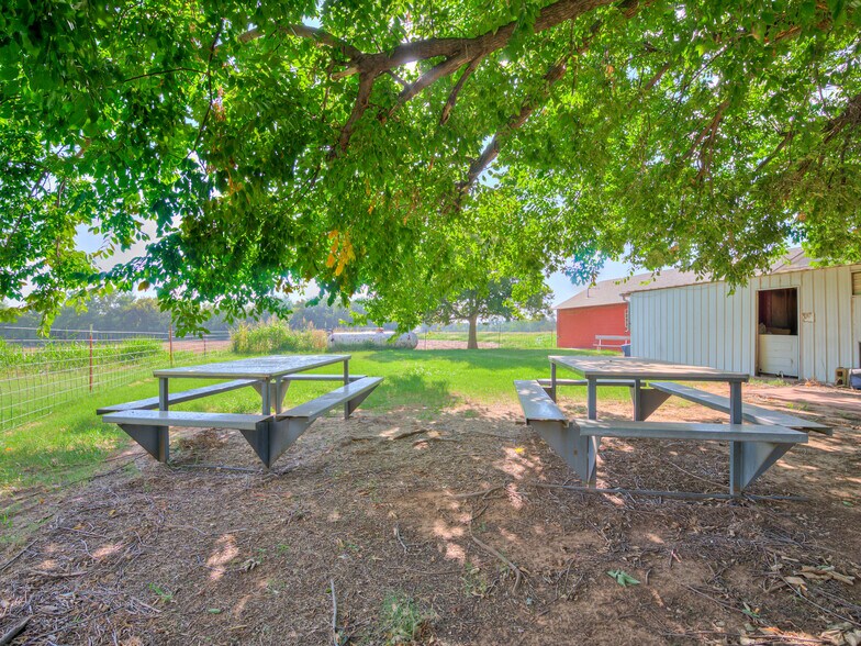 More Photos Of 16109 State Highway 33, Kingfisher Storefront Retail Office For Sale