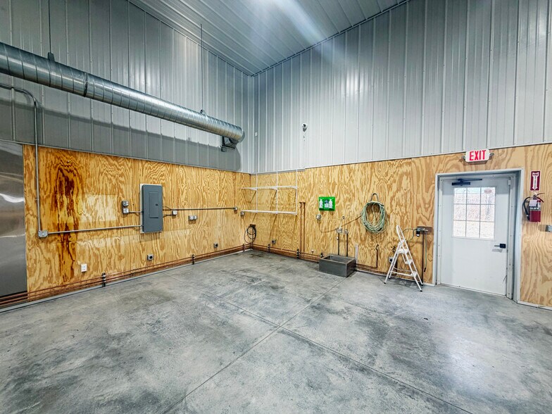 More Photos Of 1415 E Railroad St, Laurel Warehouse For Lease