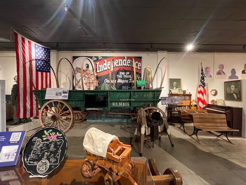 More Photos Of 281 S 2nd St, Independence Storefront For Sale