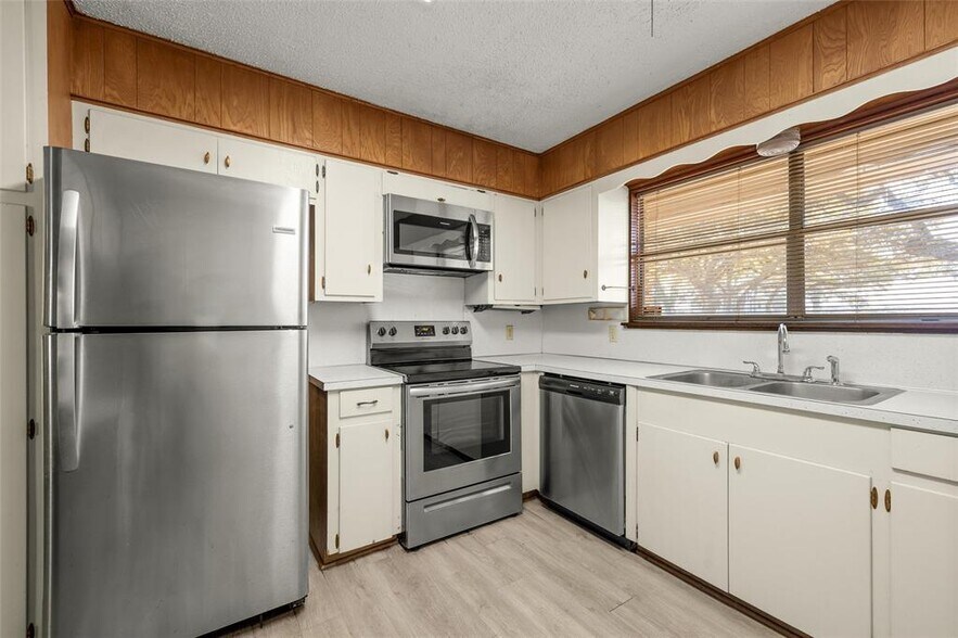 More Photos Of 24503 Ranch Road 12, Dripping Springs Office For Sale