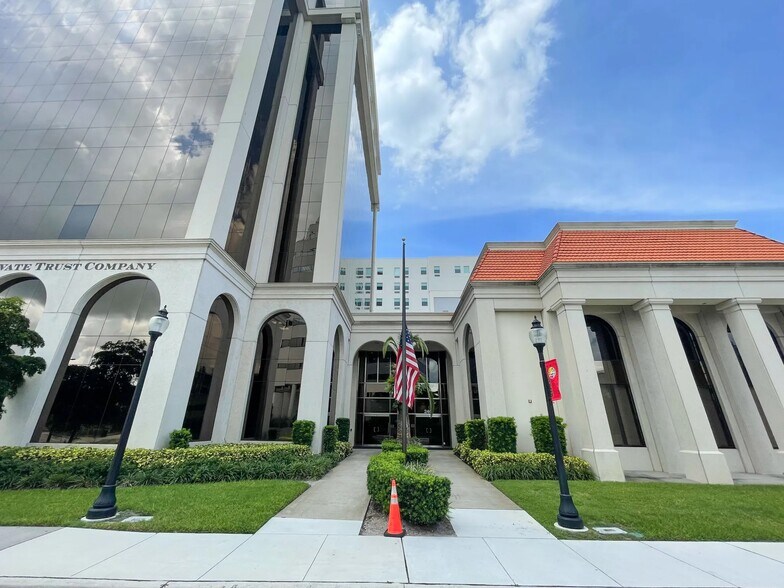 More Photos Of 240 S Pineapple Ave, Sarasota Office For Lease