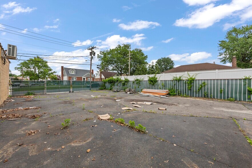 More Photos Of 625-633 W Merrick Rd, Valley Stream Warehouse For Lease