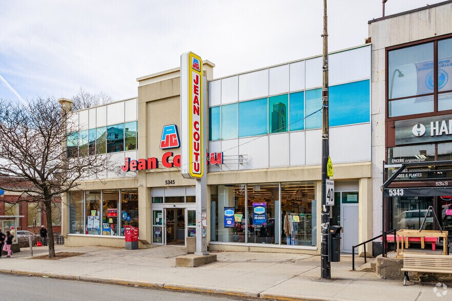 More Photos Of 5141 Av Coolbrook, Montréal Drugstore For Lease