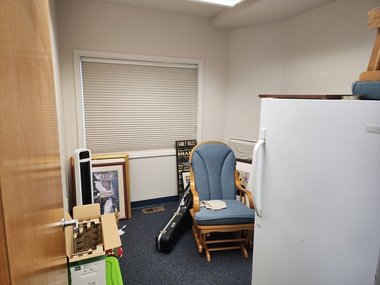 More Photos Of 48247 Hills St, Oakridge Office For Sale