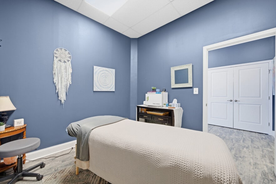 More Photos Of 5472-5486 Southern Maryland Blvd, Lothian Storefront For Sale