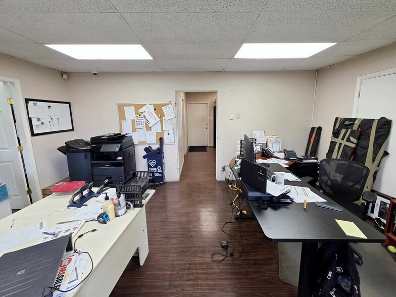 More Photos Of 4036 Mcconnell Dr, Burnaby Warehouse For Lease