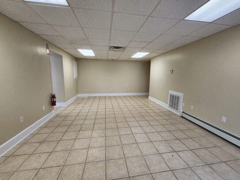 More Photos Of 188 Lake St, Liberty Freestanding For Lease