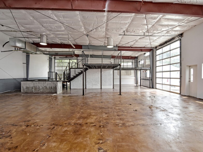 More Photos Of 1106 S 8th St, Austin General Retail For Lease