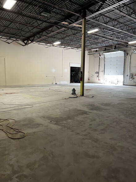 More Photos Of 1450 E Highwood Blvd, Pontiac Manufacturing For Lease