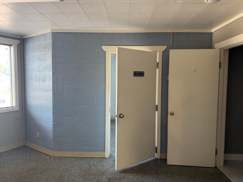 More Photos Of 201 E Grove St, Kawkawlin Flex For Lease