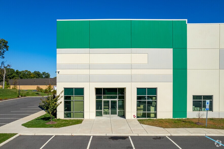 More Photos Of 499 Commerce Dr, Burlington Township Warehouse For Lease
