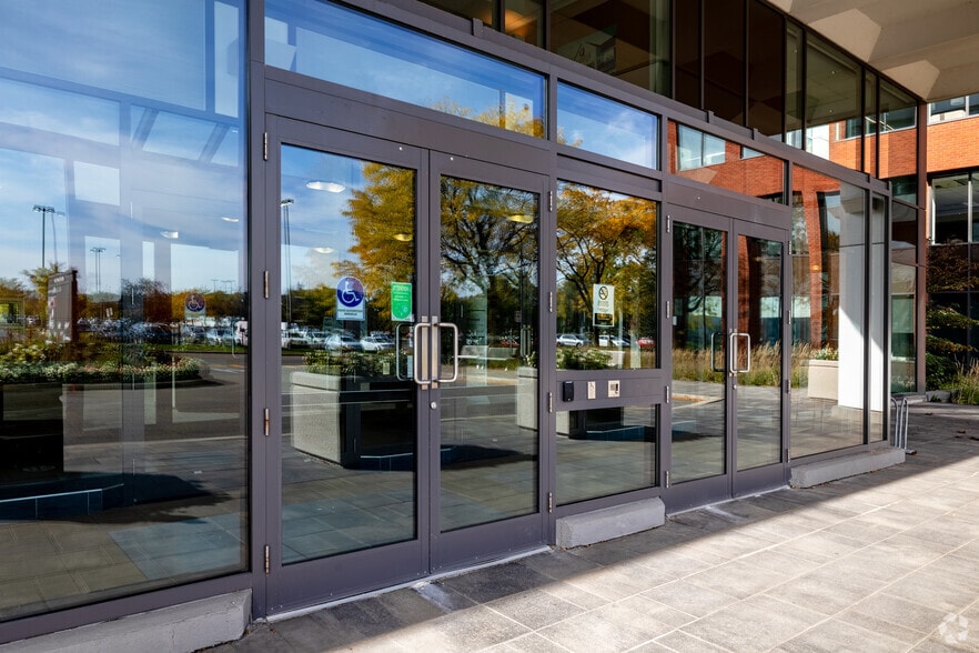 More Photos Of 400 Av Sainte-Croix, Saint-Laurent Office Residential For Lease