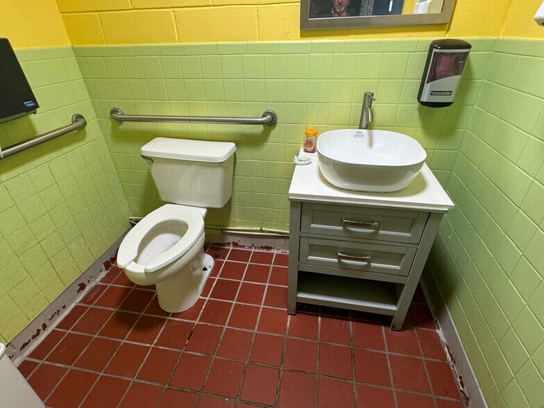 More Photos Of 109 Broad St, Hawkinsville Restaurant For Sale