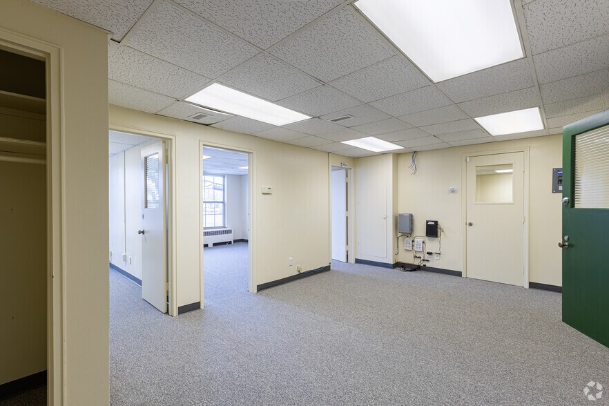 More Photos Of 7364-7390 Reading Rd, Cincinnati Storefront Retail Office For Lease