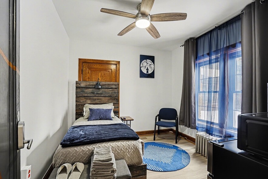 More Photos Of 302 N Trumbull St, Bay City Hotel For Sale