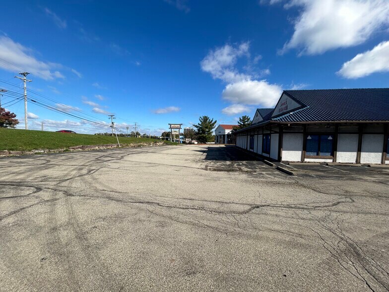 More Photos Of 8 Tech One Dr, Monroeville Restaurant For Lease