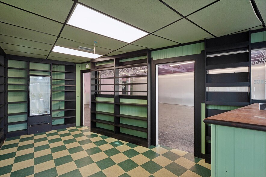 More Photos Of 9 Railroad Ave, East Hampton General Retail For Lease