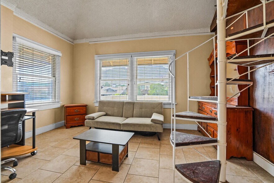 More Photos Of 2422 Montana Ave, El Paso Storefront Retail Office For Sale