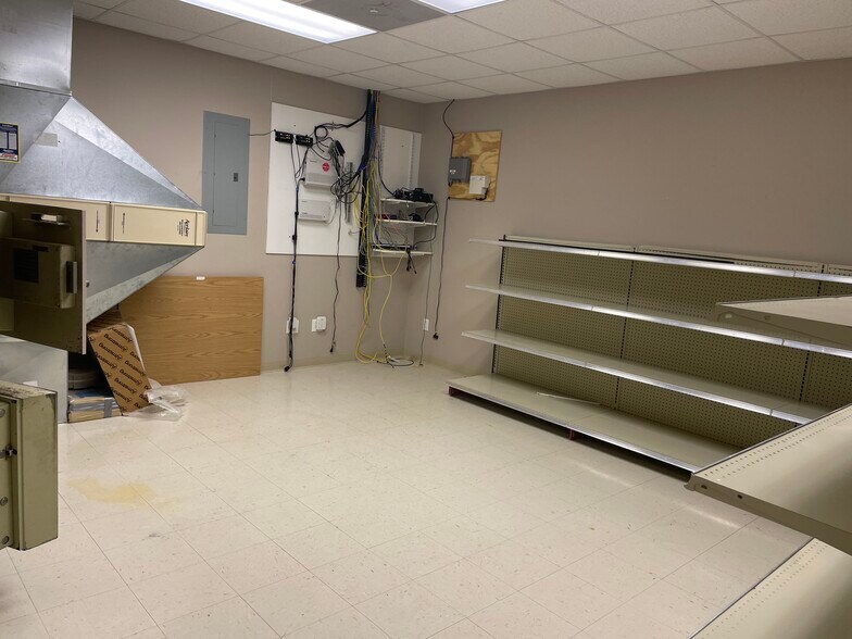 More Photos Of 1704 N Holmes Dr, Marion Office For Sale