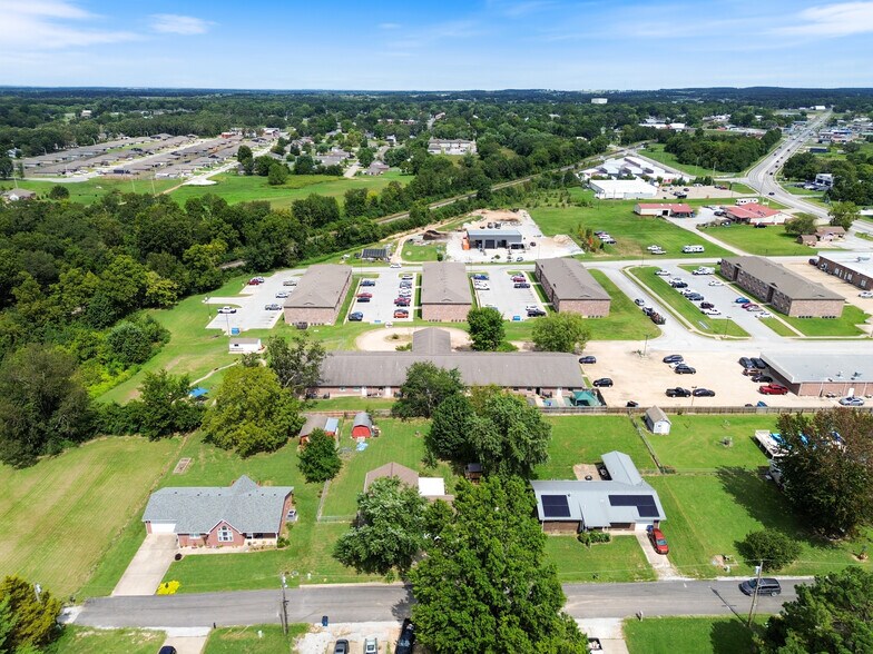More Photos Of 185 Rebecca St, Gentry Office For Lease