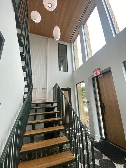 More Photos Of 1824 E Oltorf St, Austin Office For Lease