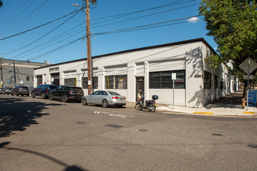 Primary Photo Of 1631 SW Jefferson St, Portland Research And Development For Sale