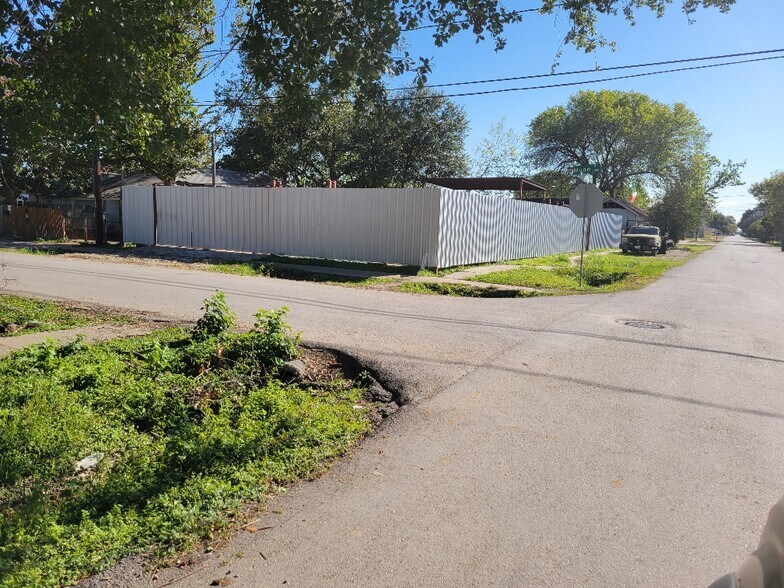More Photos Of 8012 Munn St, Houston Land For Lease