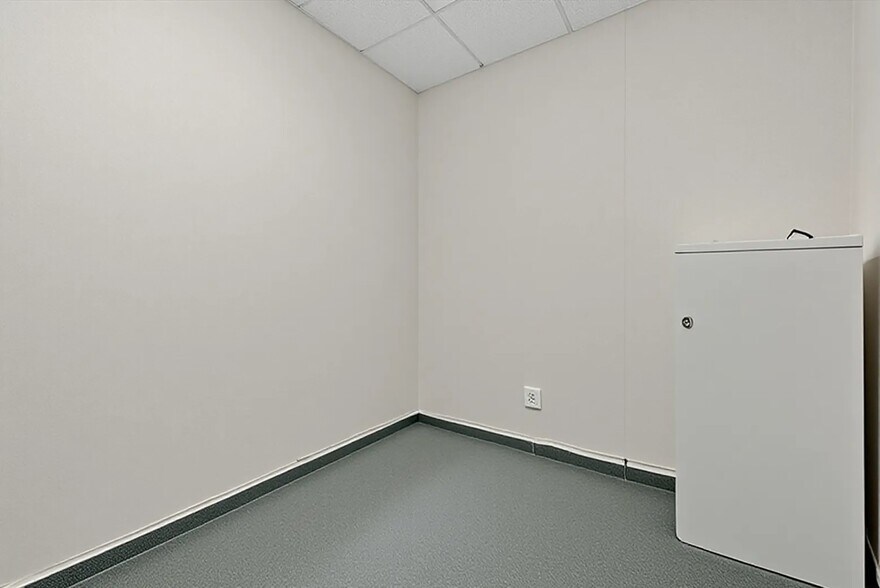 More Photos Of 24-26 Liberty Square Mall, Stony Point Office For Sale