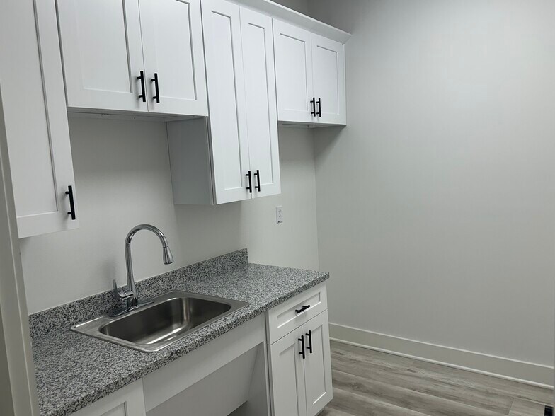More Photos Of 439 Riviera Ln, Brookshire Storefront For Lease
