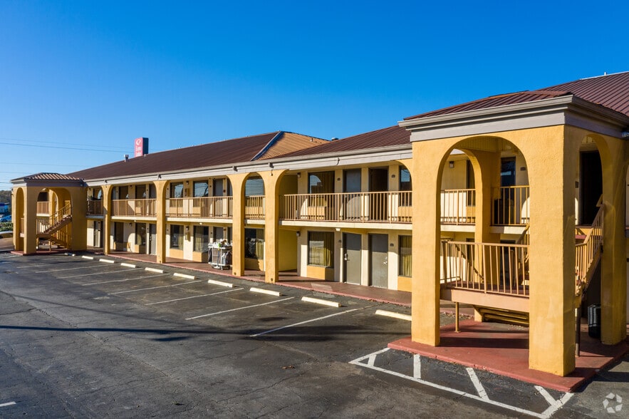 More Photos Of 1616 N Expressway, Griffin Hotel For Sale