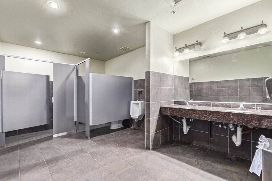 More Photos Of 15600-15650 N Black Canyon Hwy, Phoenix Office For Lease