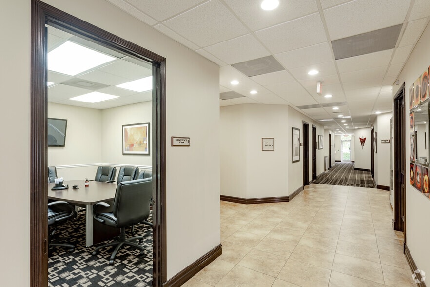 More Photos Of 10101-10121 W Sample Rd, Coral Springs Unknown For Lease