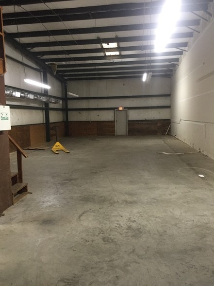 More Photos Of 2813 Industrial Plaza Dr, Tallahassee Warehouse For Lease