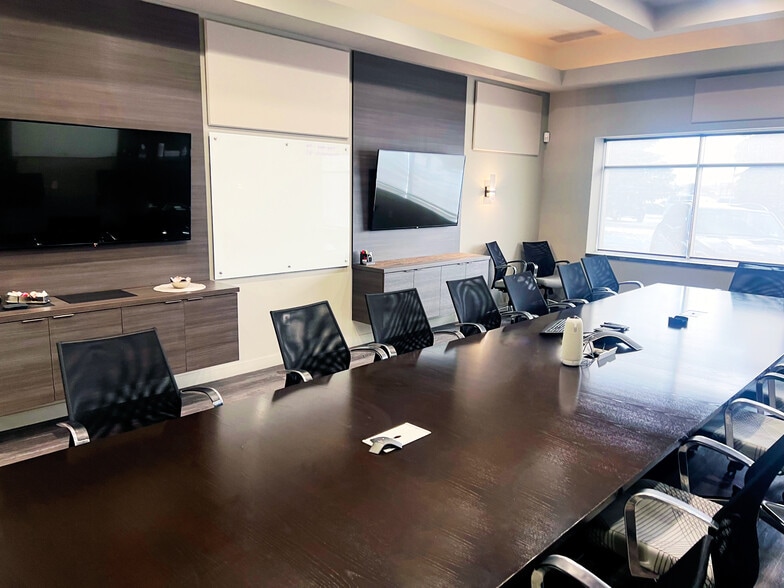 More Photos Of 2901 E 78th St, Bloomington Light Distribution For Sale