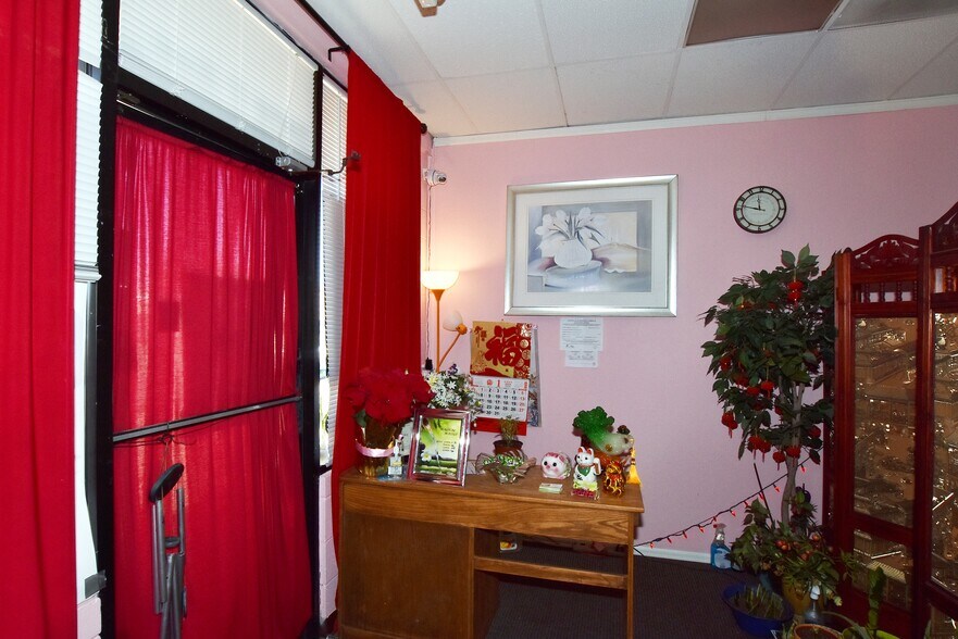 More Photos Of 2400-2408 8th Ave, Greeley Storefront Retail Office For Lease