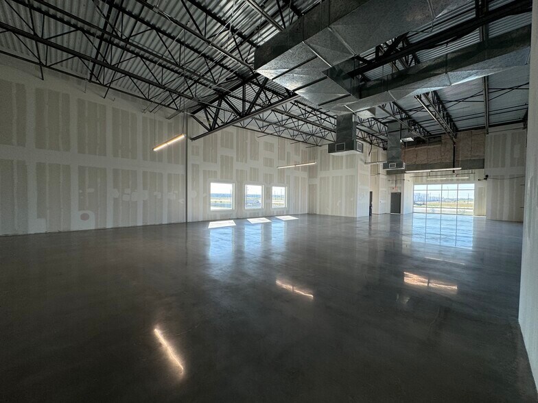 More Photos Of 6101 Grand Pky S, Baytown Distribution For Lease