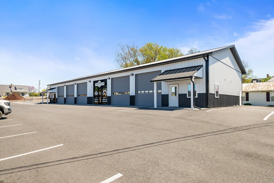 More Photos Of 171 N Central St, Broadway Flex For Sale